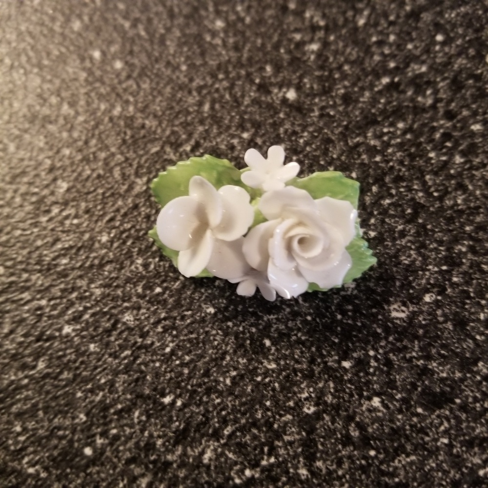 DENTON CHINA BROOCH MADE IN ENGLAND